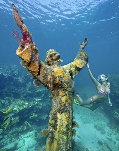 Christ of the Abyss, San Fruttuoso, Italy: Bức tượng chúa Jesus dưới biển cao khoảng 2,4 mét được đặt ngoài khơi vịnh San Fruttuoso, Italy vừa là một kiệt tác điêu khắc tuyệt đẹp vừa gợi lên nhiều cảm xúc khó tả cho du khách tham quan.