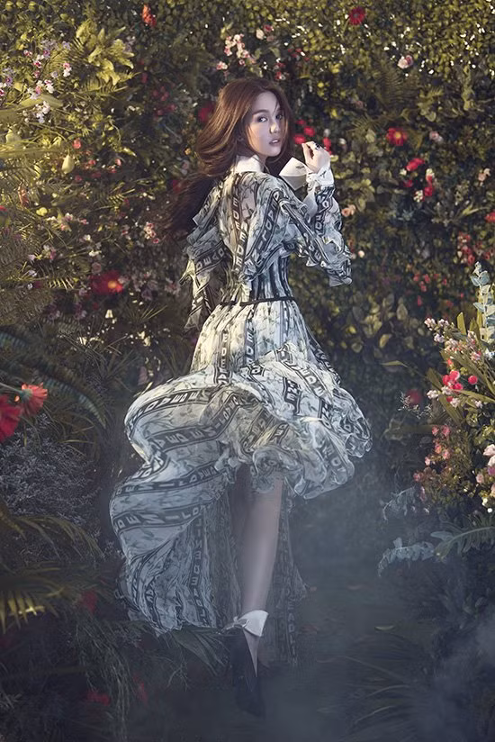 Nữ hoàng nội y Ngọc Trinh hóa thân thành nàng thơ đẹp như mộng giữa vườn hoa. Nước ảnh trầm và làn khói càng làm tăng vẻ bí ẩn, nổi bật lên trang phục và nhan sắc của chân dài đình đám.