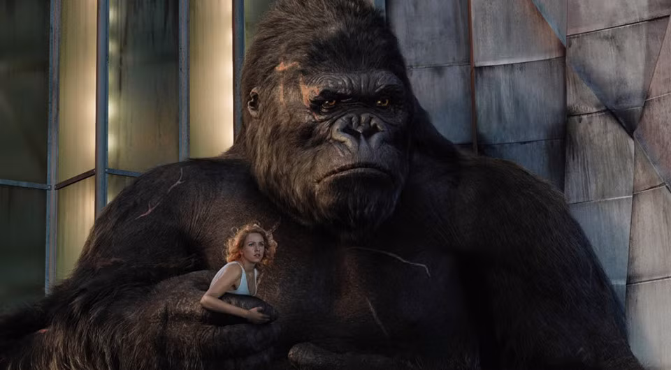 King Kong (King Kong - 1993, 2005, 2017): King Kong là một trong số những quái vật đầu tiên xuất hiện trên màn ảnh, với hai phiên bản nổi tiếng nhất vào năm 1933 và 2005. Loài linh trưởng khổng lồ này là một phần không thể thiếu của dòng phim quái vật trong lịch sử điện ảnh thế giới. Khán giả không ai không biết đến câu chuyện về con khỉ đột khổng lồ đem lòng yêu say đắm cô vũ công. Vì ước muốn ở bên cô, King Kong phải đánh đổi mạng sống. Phim kết bằng một câu nói nổi tiếng: “King Kong không chết vì bị giết, nó chết vì sắc đẹp của cô gái”.