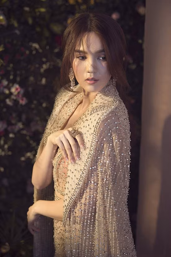 Không cần hở bạo hay tạo những tư thế khoe thân "nhức mắt", người đẹp Trà Vinh Ngọc Trinh vẫn lôi cuốn trong từng shoot hình.