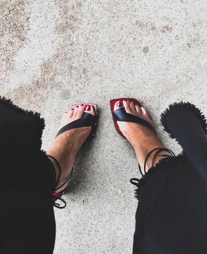 2. Sandal xỏ ngón Sandal xỏ ngón không bao giờ lỗi mốt và luôn là lựa chọn hàng đầu cho phái đẹp khi trời vào hè. Đôi sandal này không chỉ giúp chị em di chuyển dễ dàng mà còn tạo vẻ ngoài năng động. Váy maxi xếp tầng, đầm ngắn họa tiết hay jumpsuit được mix cùng sandal xỏ ngón là lựa chọn tuyệt vời nhất cho kỳ nghỉ hè sắp tới của bạn. 2. Sandal xỏ ngón Sandal xỏ ngón không bao giờ lỗi mốt và luôn là lựa chọn hàng đầu cho phái đẹp khi trời vào hè. Đôi sandal này không chỉ giúp chị em di chuyển dễ dàng mà còn tạo vẻ ngoài năng động. Váy maxi xếp tầng, đầm ngắn họa tiết hay jumpsuit được mix cùng sandal xỏ ngón là lựa chọn tuyệt vời nhất cho kỳ nghỉ hè sắp tới của bạn.