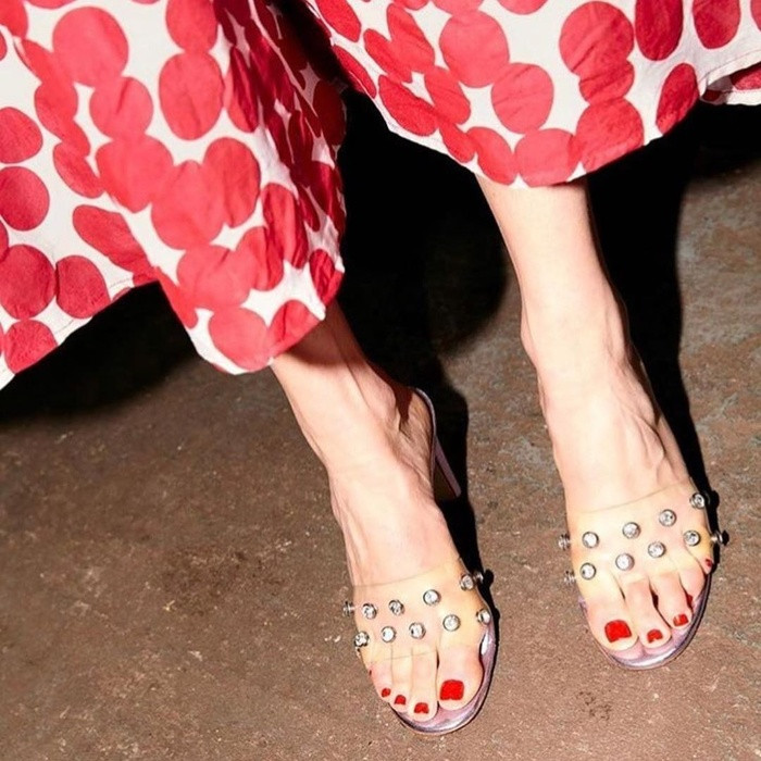 4. Dép nhựa trong suốt Dép nhựa trong suốt vẫn là phụ kiện “phá đảo” mùa hè năm nay. Kiểu dép này vừa giúp bạn thoải mái vừa thu hút sự chú ý của mọi người. Các quý cô có thể thoải mái diện trang phục đơn sắc hay họa tiết với kiểu giày này mà vẫn toát lên vẻ tươi trẻ, năng động, cá tính. 4. Dép nhựa trong suốt Dép nhựa trong suốt vẫn là phụ kiện “phá đảo” mùa hè năm nay. Kiểu dép này vừa giúp bạn thoải mái vừa thu hút sự chú ý của mọi người. Các quý cô có thể thoải mái diện trang phục đơn sắc hay họa tiết với kiểu giày này mà vẫn toát lên vẻ tươi trẻ, năng động, cá tính.