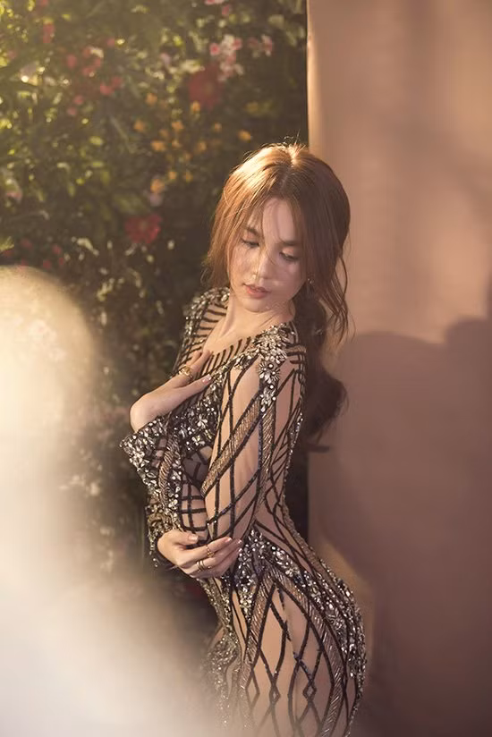 Dù vẫn giữ được chất riêng là nét mềm mại, nữ tính nhưng bộ ảnh "Thứ sáu của chị" lần này còn cho thấy một Ngọc Trinh trưởng thành.