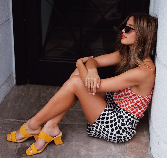 3. Dép sáng màu Những đôi dép màu sắc tươi sáng và rực rỡ như nâu sáng, xanh lá cây đậm,… mang đến cảm hứng sôi động cho ngày hè đáng nhớ. Với item này, bạn chỉ mix cùng trang phục đơn sắc, tối giản là đã hòa hợp rồi. 3. Dép sáng màu Những đôi dép màu sắc tươi sáng và rực rỡ như nâu sáng, xanh lá cây đậm,… mang đến cảm hứng sôi động cho ngày hè đáng nhớ. Với item này, bạn chỉ mix cùng trang phục đơn sắc, tối giản là đã hòa hợp rồi.