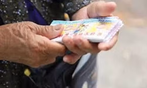 Con sợ phải nói với cô gái mình yêu rằng: “Mẹ anh bán vé số“ Con so phai noi voi co gai minh yeu rang: “Me anh ban ve so“