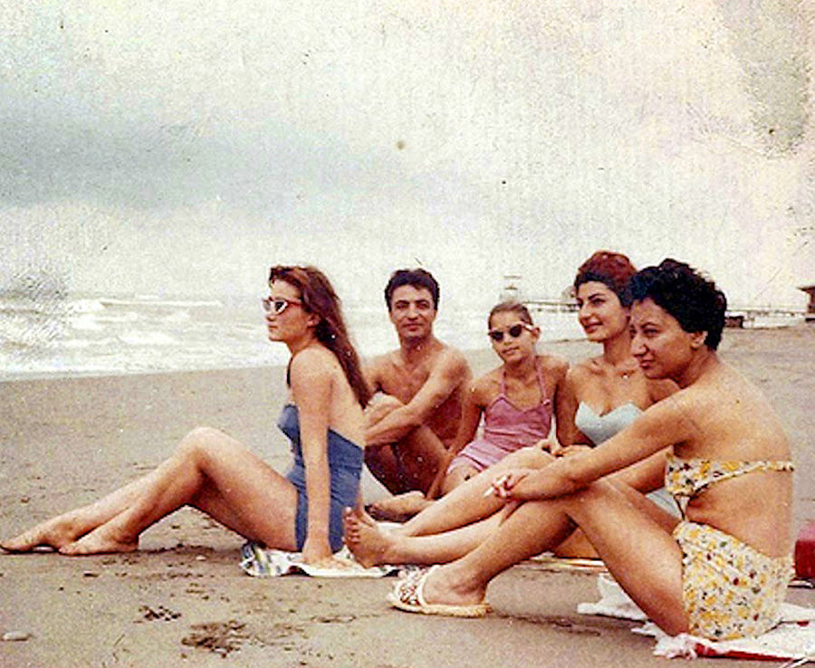 Cuộc cách mạng Iran năm 1979 đã chấm dứt lối sống phương Tây ở Iran. Trước đó, phụ nữ Iran được khoác lên mình những bộ cánh thời thượng, ăn mặc phóng khoáng đến không ngờ.