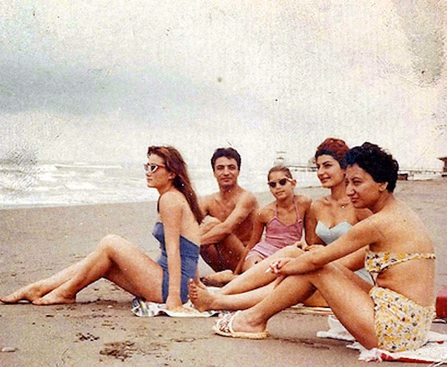 Cuộc cách mạng Iran năm 1979 đã chấm dứt lối sống phương Tây ở Iran. Trước đó, phụ nữ Iran được khoác lên mình những bộ cánh thời thượng, ăn mặc phóng khoáng đến không ngờ.