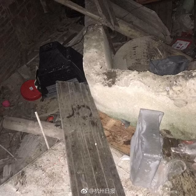 Đống đổ nát bên trong căn nhà.