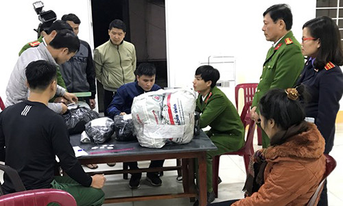 Kiểm tra trọng lượng trước sự chứng kiến của các cơ quan chức năng. Ảnh: Phan Lê