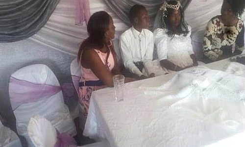 Cap doi “thue” nguoi dong gia co dau, chu re lam dieu kho tin