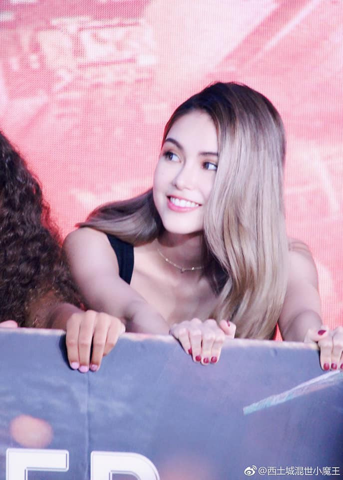 Người đẹp 25 tuổi khoe vẻ đẹp sang trọng nhưng không kém phần ngọt ngào, trẻ trung trong sự kiện. Nhìn nhan sắc của cô, hiếm người có thể tin Côn Lăng đã là bà mẹ 2 con.