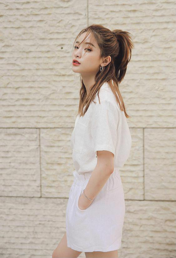 Kiểu tóc buộc nửa đầu Không còn quá xa lạ đối với những cô gái năng động, trẻ trung, kiểu tóc buộc nửa đầu chính là xu hướng dự đoán sẽ rất được ưa chuộng nửa năm sau. Cách tạo kiểu tóc này vẫn giữ được nét nữ tính, điệu đà lại mang chút tinh nghịch, phá cách và tràn đầy năng lượng. Nhờ điểm này mà tóc buộc nửa đầu chưa bao giờ trở nên lỗi mốt. Thời điểm giữa năm với tiết trời oi bức như hiện nay đã tạo điều kiện thuận lợi cho kiểu tóc này quay trở lại, tạo thành cơn sốt trong giới thời trang, đặc biệt là phụ nữ hiện đại, theo đuổi hình ảnh cá tính.