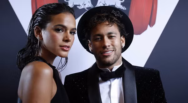 Bruna Marquezine Bruna Marquezine sinh năm 1995, là diễn viên, người mẫu, bạn gái của ngôi sao bóng đá người Brazil Neymar. Bruna Marquezine nổi tiếng từ năm 4 tuổi khi cô xuất hiện trong bộ phim truyền hình ăn khách “Gente Innocente”. Bruna Marquezine và Neymar bắt đầu công khai hẹn hò từ năm 2013. Trải qua nhiều lần tan - hợp nhưng cặp đôi hiện vẫn đang có được hạnh phúc đáng ngưỡng mộ.