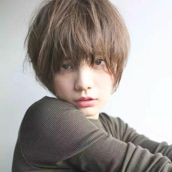 Kiểu tóc tém duỗi cúp Nhờ duỗi cúp nên kiểu tóc tém cá tính, mạnh mẽ này trở nên nhẹ nhàng, nữ tính hơn hẳn. Đây chính là một trong những kiểu tóc được dự đoán sẽ rất hot từ cuối năm 2018 đến đầu năm sau.