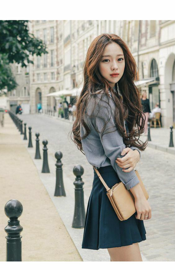 Kiểu tóc dài xoăn màu trầm Vào tầm tháng 8, 9, khi mùa hạ đã qua, sắc thu dần đến, vẻ đẹp nữ tính, dịu dàng, điệu đà và có phần gợi cảm của kiểu tóc dài uốn xoăn nhẹ nhàng rất phù hợp. Đặc biệt, thời điểm nửa cuối năm, những màu sắc như nâu trầm, nâu hạt dẻ, nâu đỏ hay đen truyền thống được nhiều phụ nữ chọn lựa để nhuộm tóc hơn. Những điều này giúp tóc dài uốn xoăn gợn trở nên hot vào khoảng cuối năm.