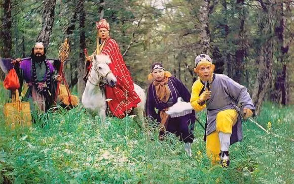"Tây Du Ký" năm 1986 là bộ phim truyền hình đầu tiên được chuyển thể từ "Tứ Đại Danh Tác" của Trung Quốc. Đến nay dù đã lên sóng rất nhiều lần nhưng chưa bao giờ người xem cảm thấy hết cuốn hút với hành trình sang Tây Trúc thỉnh kinh của bốn thầy trò Đường Tam Tạng.