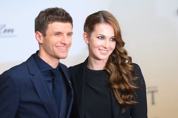 Lisa Muller Lisa Muller là vợ của cầu thủ người Đức Thomas Muller. Lisa là một huấn luyện viên và vận động viên cưỡi ngựa. Cặp đôi quen nhau từ năm 2007 và đến 2009, cả 2 nên duyên vợ chồng. Sau 8 năm chung sống, mặc dù chưa có con chung nhưng Lisa Muller và Thomas Muller luôn khiến nhiều người ngưỡng mộ vì hạnh phúc đáng ghen tỵ của họ. Lisa luôn ở bên ông xã trong các trận đấu và là nguồn cảm hứng bất tận cho chàng tiền đạo nổi tiếng.