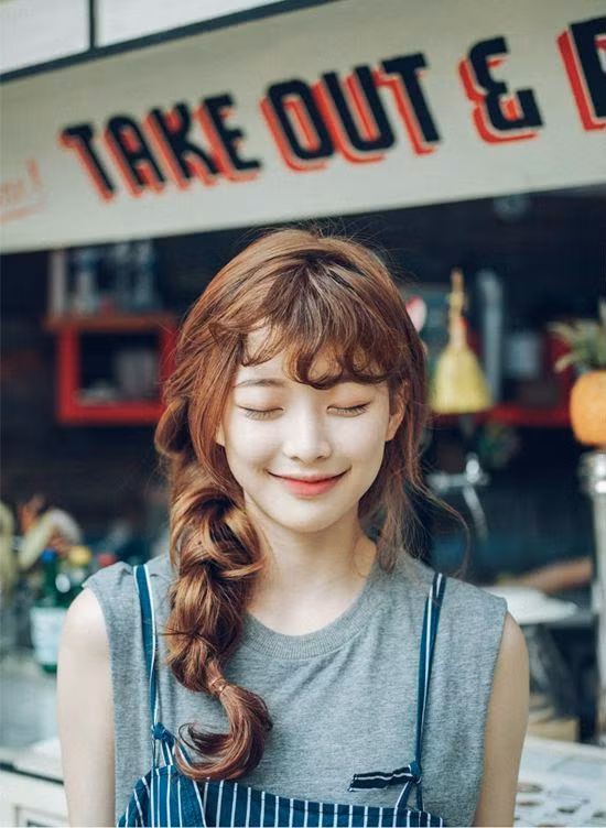 Kiểu tóc mái thưa uốn nhẹ Nếu tóc mái thưa đã quá quen thuộc suốt nhiều năm qua thì cách uốn xoăn nhẹ sẽ giúp thay mới hoàn hảo. Khi cắt kiểu tóc mái này, chắc chắn bạn sẽ trông rất ngọt ngào, đáng yêu và tươi tắn.