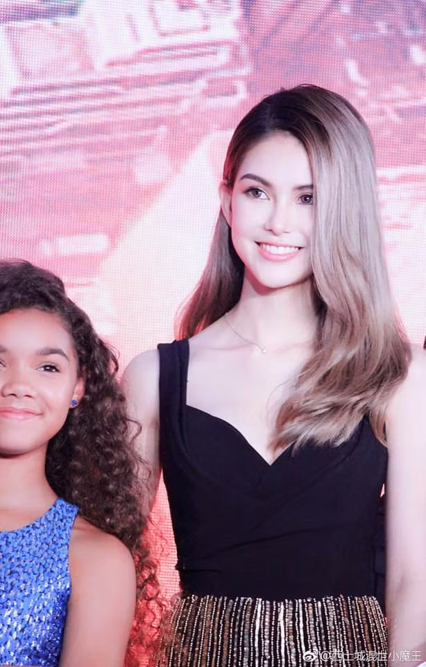 Côn Lăng sinh con gái đầu lòng vào năm 2015, sau đó cô mang thai và hạ sinh "quý tử" thứ 2 cho Châu Kiệt Luân vào tháng 6/2017. Sau khi sinh con thứ 2, nhiều người cho rằng cô tiếp tục mang bầu lần thứ 3 không lâu sau đó. Tuy nhiên, đại diện của người đẹp đã bác bỏ thông tin trên.