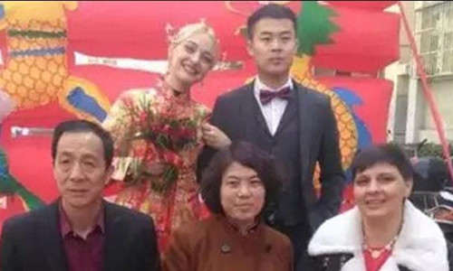 Ảnh cưới của cặp vợ chồng Bành Vỹ - Inesa (Ảnh: SCMP).