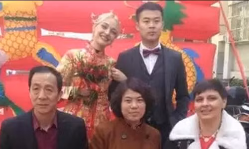 Ảnh cưới của cặp vợ chồng Bành Vỹ - Inesa (Ảnh: SCMP).