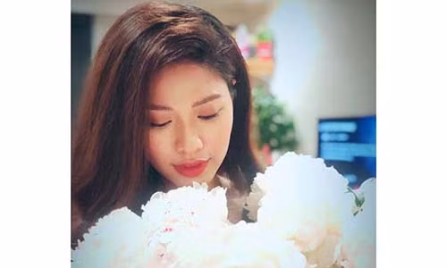 BTV Ngọc Trinh xinh đẹp, quyến rũ không thua kém các người đẹp trong làng giải trí Việt. Ảnh: FBNV