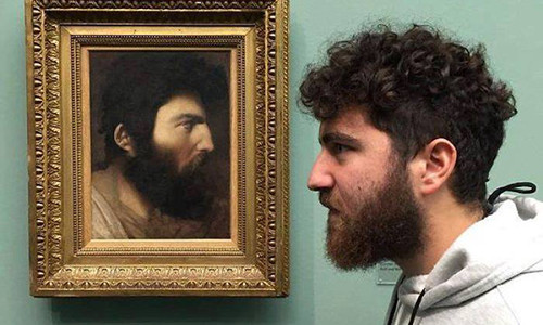 Người đàn ông gặp "kẻ song trùng" của mình trong một bảo tàng. Ảnh minh họa