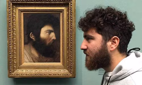 Người đàn ông gặp "kẻ song trùng" của mình trong một bảo tàng. Ảnh minh họa