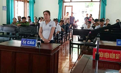 Bị cáo Loan khai báo tại tòa - Ảnh: THẮNG DINH