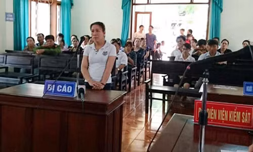 Bị cáo Loan khai báo tại tòa - Ảnh: THẮNG DINH