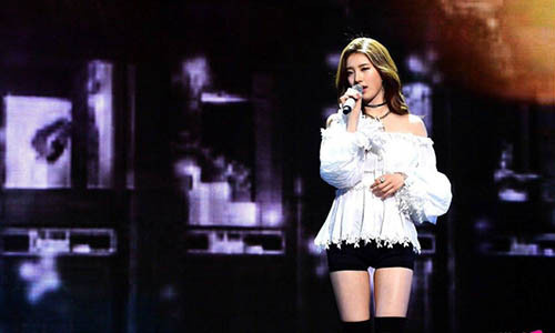 Hình ảnh Suzy trong buổi ra mặt sản phẩm mới.