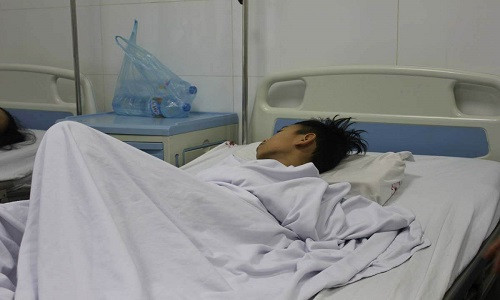 Cậu bé gầy rộc đi vì bệnh tật và nỗi đau tinh thần