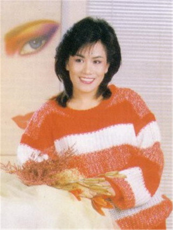 Lâm Ngọc Anh được mệnh danh là "Nữ hoàng nhạc trữ tình" của Đài Loan thập niên 1980. Sự nghiệp thành công nhưng cô lại có cuộc sống bi kịch, cay đắng trong hai lần kết hôn. Người chồng đầu của Lâm Ngọc Anh ngoại tình, tiêu tán tài sản vì cờ bạc, còn người chồng thứ hai thường xuyên đánh đập cô.