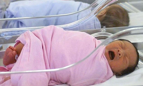 Em bé được sinh ra ngày trên đường đến bệnh viện. Ảnh: Internet