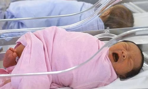 Em bé được sinh ra ngày trên đường đến bệnh viện. Ảnh: Internet