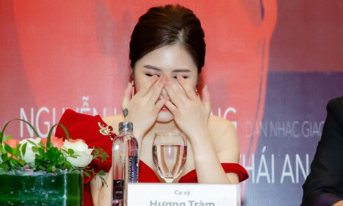 Huong Tram bat khoc noi ve ap luc trong showbiz