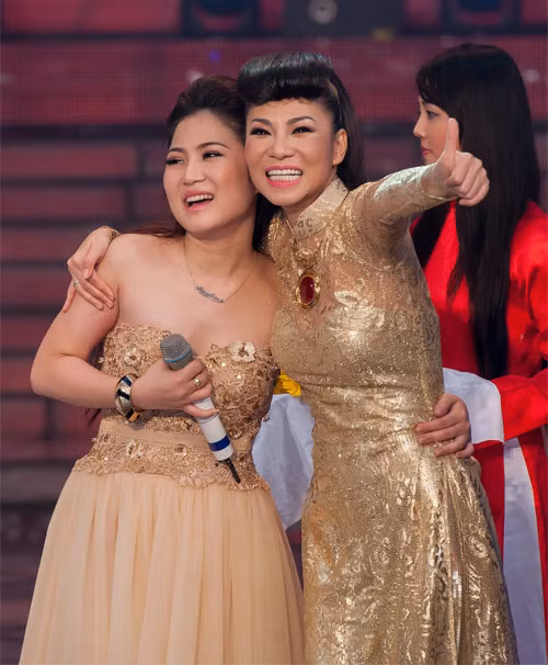 Huong Tram bat khoc noi ve ap luc trong showbiz-Hinh-2