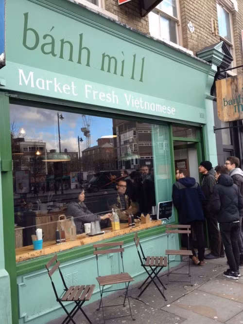 Thực khách xếp hàng vào mua bánh mì tại cửa hàng bánh mì 11 ở thủ đô London, Anh - Ảnh: The Z Factor. Thực khách xếp hàng vào mua bánh mì tại cửa hàng bánh mì 11 ở thủ đô London, Anh - Ảnh: The Z Factor.
