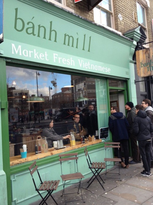 Thực khách xếp hàng vào mua bánh mì tại cửa hàng bánh mì 11 ở thủ đô London, Anh - Ảnh: The Z Factor.