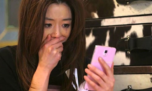 Nửa đêm tỉnh dậy, thấy chồng ngủ quên tay vẫn cầm điện thoại, tôi tò mò xem và lặng người...