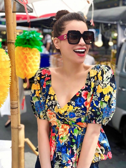 Dù được chụp ở góc nào thì cũng phải công nhận rằng nhan sắc Hồ Ngọc Hà rất rực rỡ.Trong những bức ảnh đời thường, hiếm khi Hà Hồ trang điểm quá cầu kì nhưng vẻ đẹp của cô vẫn tỏa sáng.