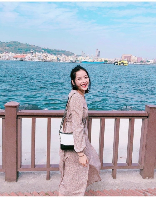 Chi Pu sau khi diện chán chê những bộ đồ cá tính thì quay trở lại với phong cách “bánh bèo” đáng yêu. Chọn váy hoa nhí đơn giản, Chi Pu trang điểm nhẹ nhàng với màu son đỏ tươi làm điểm nhấn.