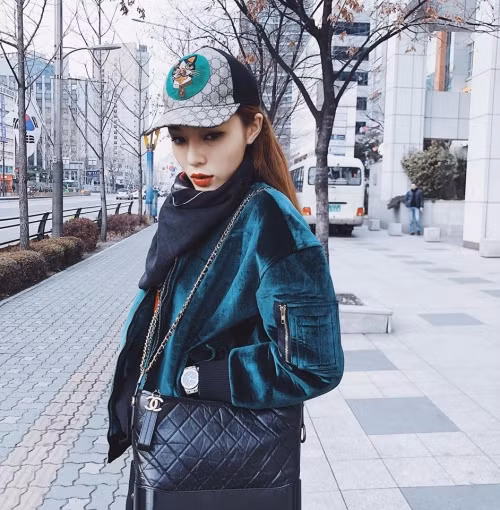 Kỳ Duyên dạo gần đây chỉ trung thành với lối trang điểm đậm và siêu đậm. Đôi môi của cô ngày càng mọng hơn theo năm tháng và đôi mắt thì luôn được đánh rất kĩ tạo vẻ sắc sảo. Những màu son ưa thích của hoa hậu Kỳ Duyên là đỏ đậm, nâu đậm. Đố ai có thể tìm ra một thỏi son hồng trong túi của Duyên bây giờ.