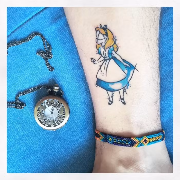 Hình xăm Alice Nếu mê mẩn phim hoạt hình Disney thì hình xăm cô bé luôn mơ mộng Alice là sự lựa chọn hoàn hảo dành cho bạn.