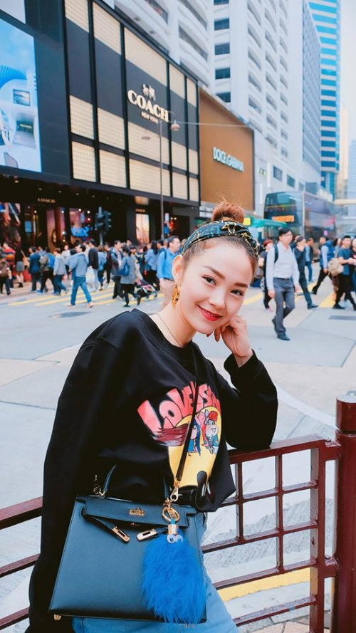 Trong chuyến đi chơi đầu năm, Minh Hằng vẫn ưa thích kiểu trang điểm kẹo ngọt. Cô sử dụng màu son đỏ tươi tắn và phần mắt trang điểm nhẹ nhàng cực trẻ trung.