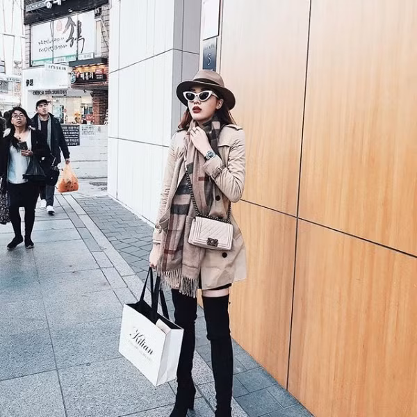 Dù phong cách trang điểm này khiến gương mặt của Kỳ Duyên không còn mềm mại và khá cứng, nhưng không thể phủ nhận, kiểu trang điểm này cực hợp với thần thái của Duyên.