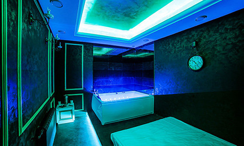 Ảnh chụp bên trong câu lạc bộ khỏa thân Red Rooms ở Volgograd.