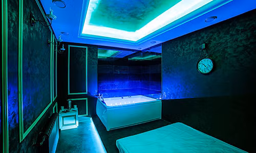 Ảnh chụp bên trong câu lạc bộ khỏa thân Red Rooms ở Volgograd.