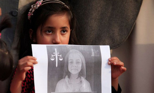 Một bé gái cầm tấm ảnh của Zainab, một nạn nhân bị hãm hiếp và sát hại tuần trước đi biểu tình đòi công lý cho Zainab.