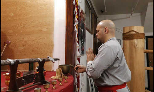 Flores chưa đủ trình độ làm võ sư.